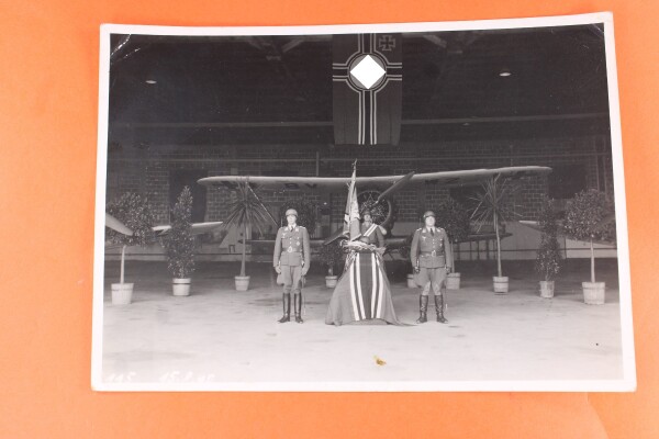 Foto Flieger Parade mit großen Reichsfahne 